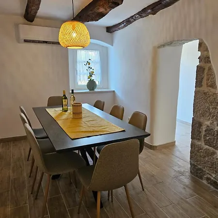 빌라 Nautia Stone House